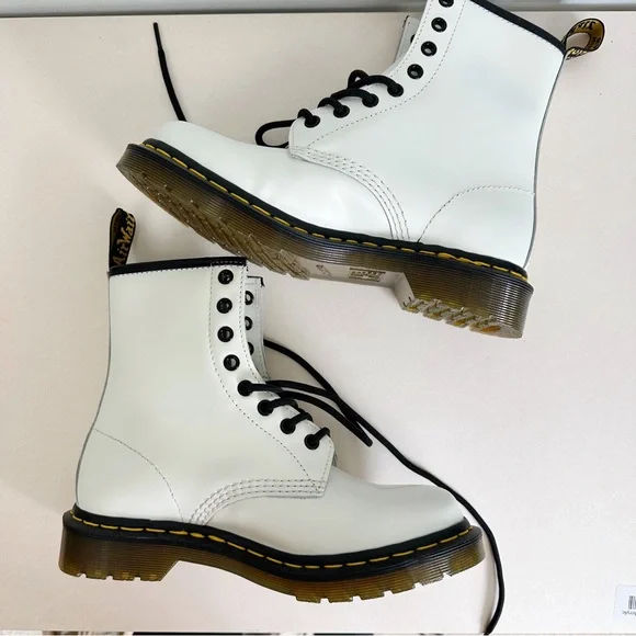 NWOT Doc Martens White Lace up 1460 Paschal leather 8-eye boot - Picture 2 of 9